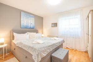 Voodi või voodid majutusasutuse Komplett neu ausgestattete Ferienwohnung für 2 Personen - mit Boxspringbett, zwei Flat-TVs und Parkplatz toas