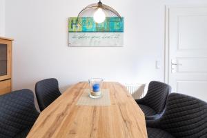 Istumisnurk majutusasutuses Komplett neu ausgestattete Ferienwohnung für 2 Personen - mit Boxspringbett, zwei Flat-TVs und Parkplatz +33 fotot