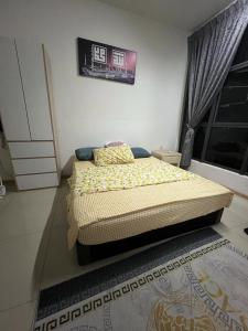 - une chambre avec un lit et une photo sur le mur dans l'établissement Vista Alam, à Shah Alam