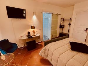 1 dormitorio con cama, lavabo y TV en Castello Brancaccio en San Gregorio da Sassola