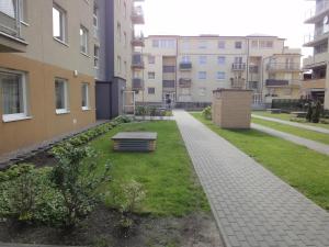 a garden in the middle of an apartment building at Reda-Centrum in Reda