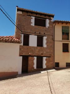 un edificio alto de ladrillo con una puerta en la parte delantera en Casa las Torres, en Mora de Rubielos
