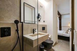 een badkamer met een wastafel en een spiegel bij Oso Madrid Studios in Madrid