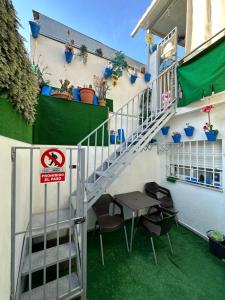 un escalier avec une table et une table avec un panneau dans l'établissement Casa Sur H1, à Cordoue