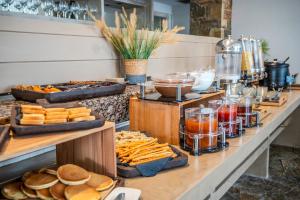 un buffet con queso y otros aperitivos en Dionysos Hotel & Suites en Chanioti