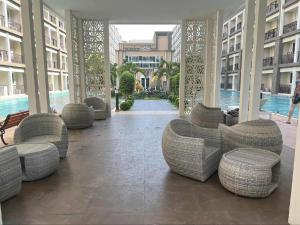 Un lugar para sentarse en 芭堤雅爱意满满酒店式公寓高档水系全新中文可做饭
