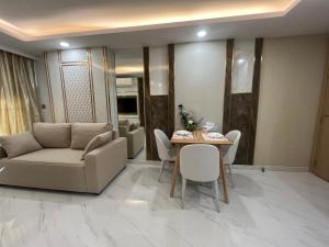 Un lugar para sentarse en 芭堤雅爱意满满酒店式公寓高档水系全新中文可做饭