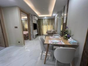 Un lugar para sentarse en 芭堤雅爱意满满酒店式公寓高档水系全新中文可做饭