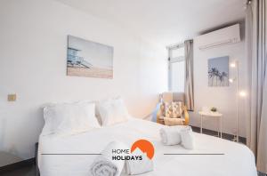 Un dormitorio blanco con una cama y una silla. en #070 T0 Edifício Albufeira by Home Holidays, en Albufeira 40 fotos más