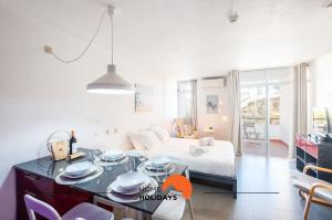 Una sala de estar con una cama, una mesa y sillas. en #070 T0 Edifício Albufeira by Home Holidays, en Albufeira