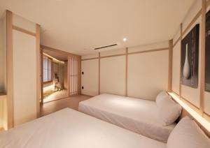 - une chambre avec 2 lits et une fenêtre dans l'établissement UH Suite Central Seoul, à Séoul