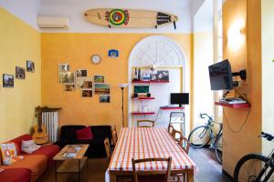 TV a/nebo společenská místnost v ubytování Manena Hostel Genova