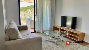 een woonkamer met een bank en een tv bij Two Bedroom AllonBay 5C by Bravos Club in Villajoyosa