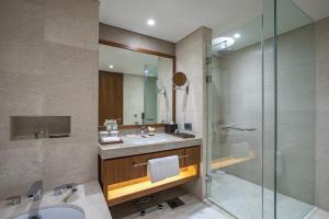 Ένα μπάνιο στο LOTTE Hotel Yangon