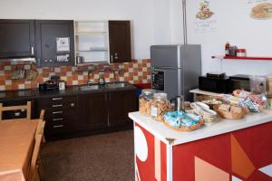 Kuchyň nebo kuchyňský kout v ubytování Manena Hostel Genova