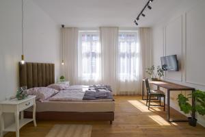 Dormitorio con cama, escritorio y TV en Apartament Mieszka I - Śródmieście, en Gorzów Wielkopolski