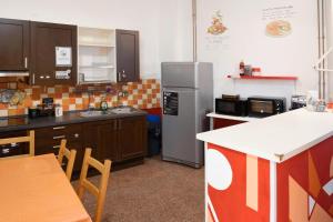 Kuchyň nebo kuchyňský kout v ubytování Manena Hostel Genova