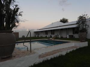 una piscina frente a una casa en Farm Secretaris, en Kimberley