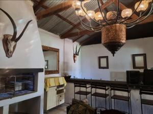 una habitación con una barra con una cabeza de antílope en la pared en Farm Secretaris, en Kimberley