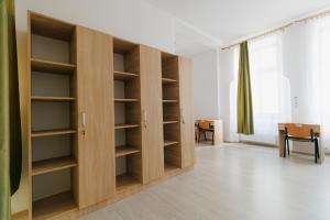 Knihovna v hostelu