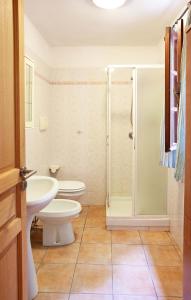 a bathroom with two toilets and a shower at Chia Soul Home in Chia