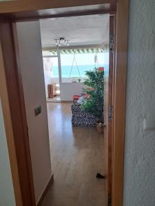 una puerta abierta a una habitación con vistas al océano en Apartamento 108 Hotel Flamero, en Matalascañas