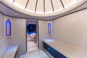 Кровать или кровати в номере Hotel Marwa Tashkent Pool&Spa