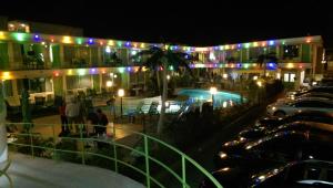 Bazén v ubytování Caribbean Motel nebo v jeho okolí