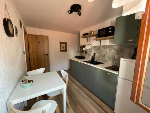 Kuchyňa alebo kuchynka v ubytovaní Apartman Iva Cres