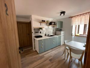 Kuchyňa alebo kuchynka v ubytovaní Apartman Iva Cres