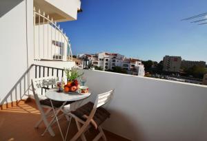 een balkon met een tafel en stoelen op een balkon bij T3 Olhos de Água in Albufeira
