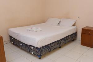 Кровать или кровати в номере Al-Ghani Syariah Mitra RedDoorz