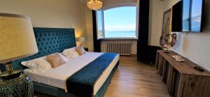 1 dormitorio con cama grande y ventana grande en VillaMara, en La Spezia