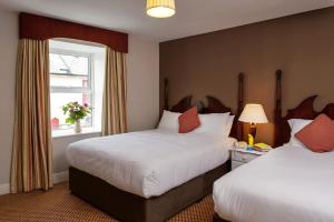 Postel nebo postele na pokoji v ubytování Hylands Burren Hotel