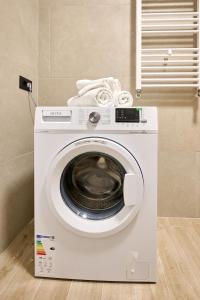 - un lave-linge blanc dans l'établissement Retro Apartment in Infinity Beach Resort, à Mamaia