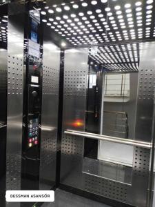 un gran ascensor metálico en un tren subterráneo en Gul Otel, en Estambul