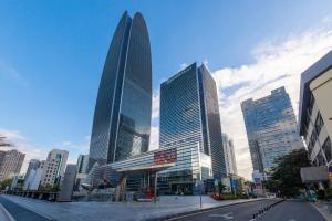 深圳深圳宝安前海Pagoda君亭设计酒店的城市中的一组高楼