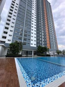 un grande edificio con piscina di fronte di Alanis Residence Master Bedroom a Sepang