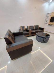 een woonkamer met banken en een salontafel bij MT HOMESTAY in Alor Setar