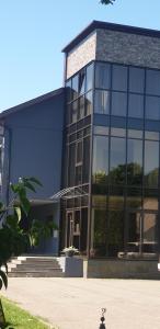 タウラゲにあるViešbutis Bangaの青い大きな建物(ガラス窓付)