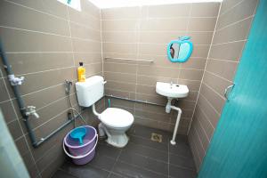 y baño con aseo y lavamanos. en MKB Homestay en Shah Alam
