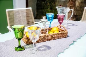una mesa con copas de vino y una cesta de limones en Lemon Tree Lake View - by MyHomeInComo, en Laglio