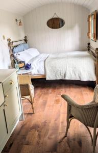 1 dormitorio con 1 cama, 1 mesa y 1 silla en The Applehay, en Constantine