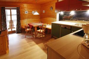 Ferienwohnungen am Ganglbach في بايريشزيل: مطبخ مع طاولة وغرفة طعام