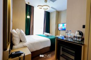 een hotelkamer met een bed en een open haard bij THE NEST HOTEL in Istanbul