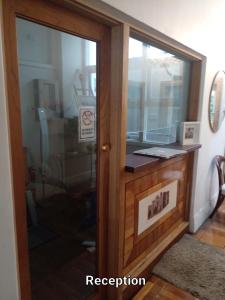 una habitación con una puerta de cristal con un cartel. en Fawkner Mansions Heritage Hotel, en Melbourne