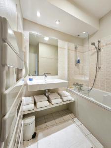 Ванная комната в Bel appartement, bien équipé et confortable dans le centre historique
