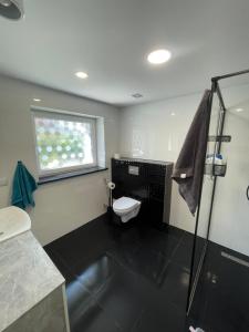 Koupelna v ubytování Apartament Dzierzecin