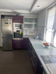 Kuchyň nebo kuchyňský kout v ubytování Apartament Dzierzecin