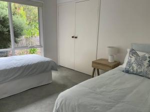 Seaview Treehouse - three minute walk to the beach客房内的一张或多张床位